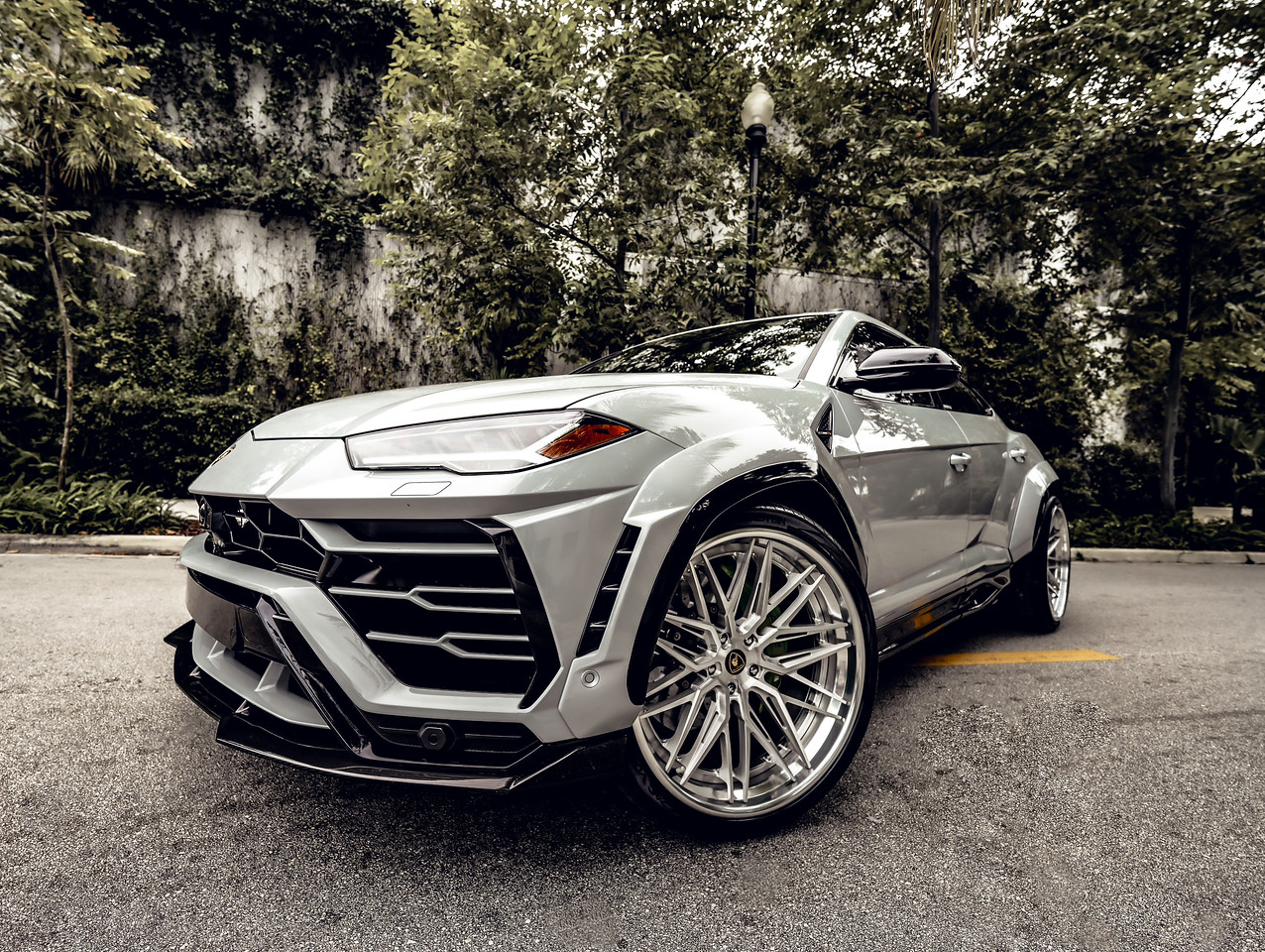 lamborghini-urus-wide-body-silver-2022-exotic-miami-rentals